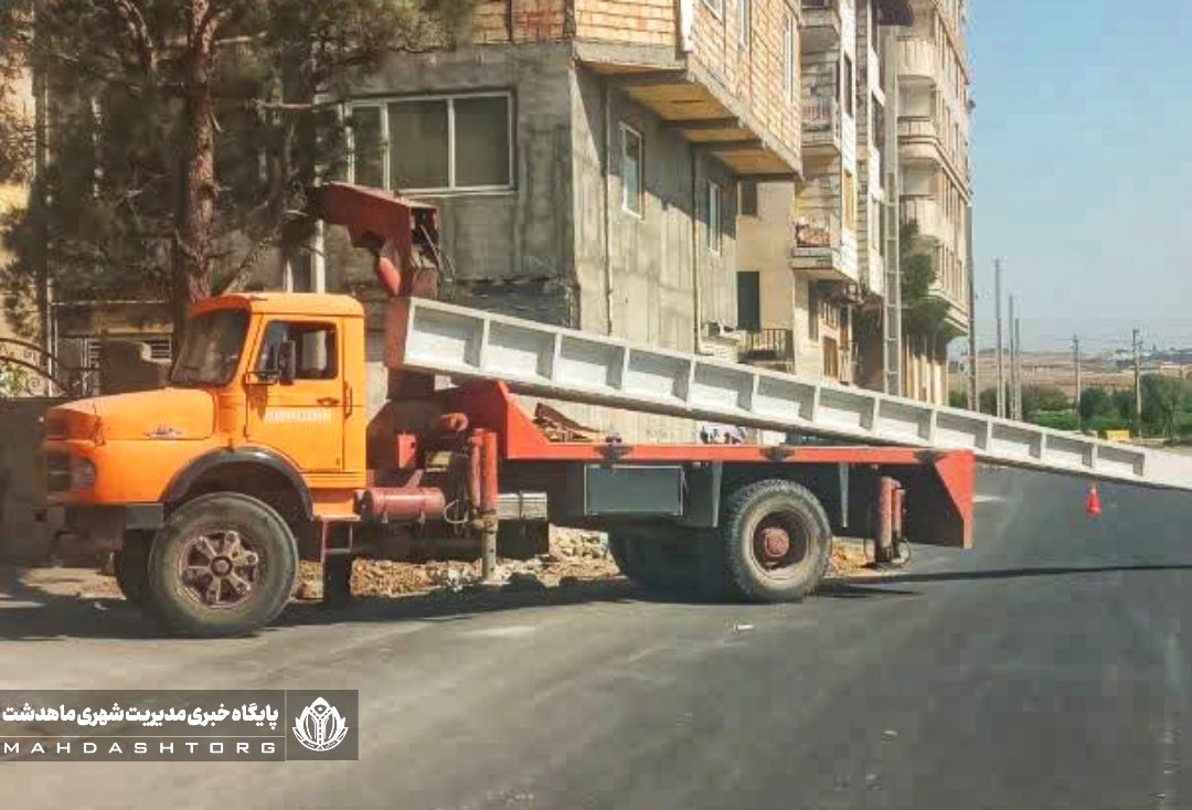 نصب تــیربرق درخیابان دانشگاه توسط اداره برق باهمکاری شهرداری ماهدشت